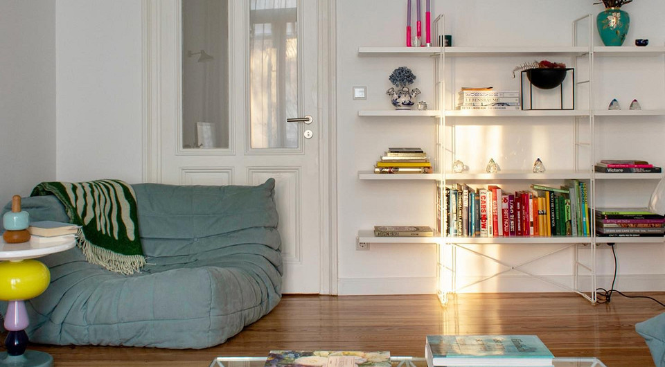 Захотите повторить: 7 стильных примеров оформления открытых полок