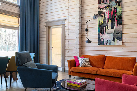 Как дизайнер оформила компактный домик 112 кв. м из бруса для семьи 