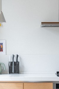 Что повесить на стену вместо шкафов на кухне: 7 потрясающих идей от дизайнеров