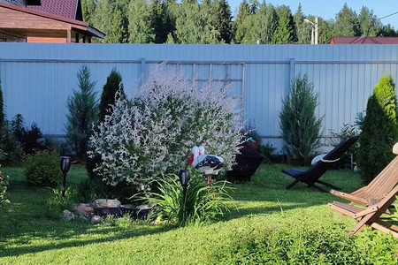 Как создать тень на участке, где жарит солнце: 7 практичных и стильных идей