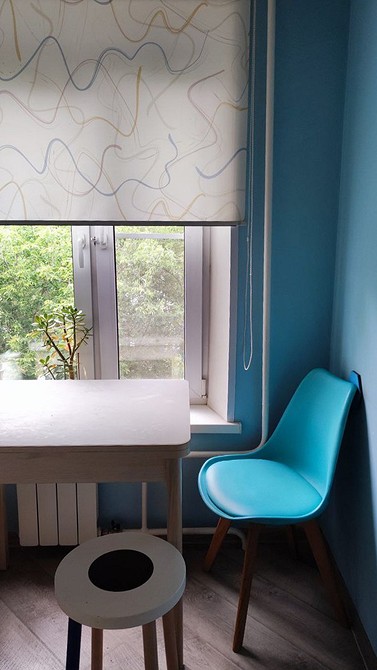Спросили дизайнеров: 7 любимых способов оформить окно на кухне шторами