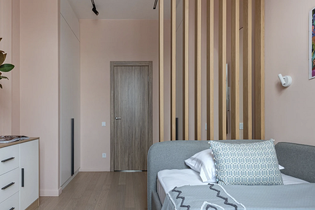 Куда поставить шкаф и комод в спальне? 5 функциональных примеров