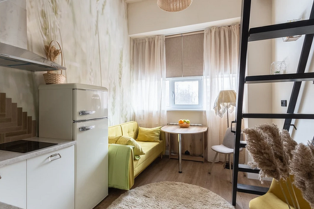 6 маленьких квартир, которые спас антресольный этаж