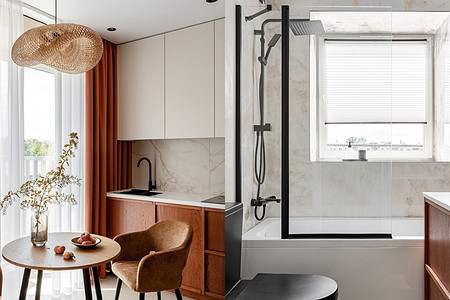 Такой студии вы еще не видели! Ванная с окном, много дерева и света! Уместили все 25 кв. м