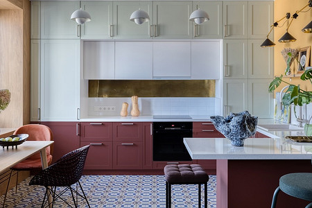 Потрясающее до и после: из типового интерьера 2000-х — в смелую и яркую квартиру для семьи 