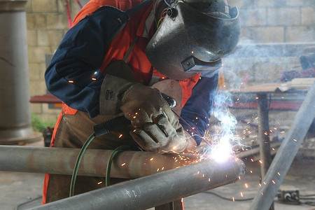 Как научиться варить сваркой: полезные советы для начинающих