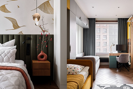 Ванная за стеклом, удобная детская для мальчика и девочки, красивая отделка: квартира 74 кв. м для семьи 