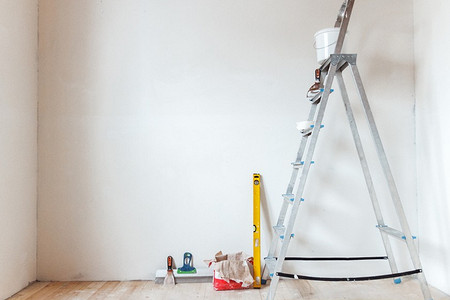 Сначала потолок или обои? 3 варианта последовательности и выбор лучшего