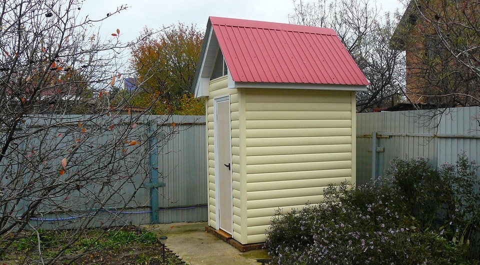 Что засыпать в дачный туалет, чтобы все растворилось: лучшие средства от запаха и отходов