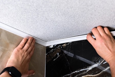 Как сделать угол на потолочном плинтусе: 5 способов с инструкциями