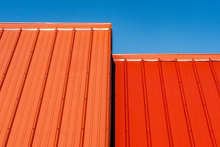 Как правильно класть профнастил на крышу: методы укладки в 1 или 2 прогона, выбор материалов