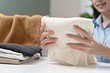 Почему вещи после стирки пахнут затхлостью: 9 проблем и методы их решения