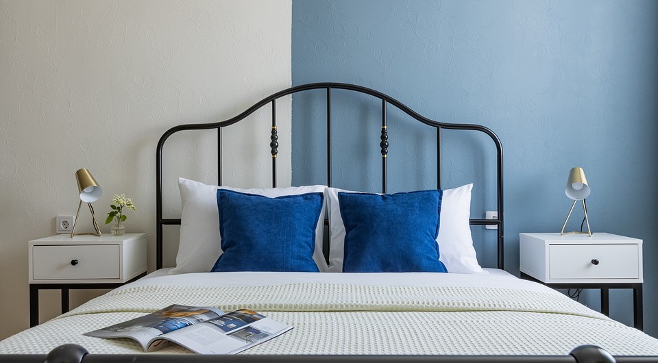 Покрасить обычные обои: можно ли как это сделать? Инструкция и советы Покрасить обычные обои: можно ли как это сделать? Инструкция и советы