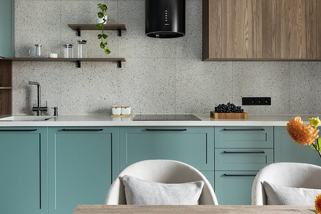 Это в тренде! 6 интерьеров кухонь в глубоких оттенках