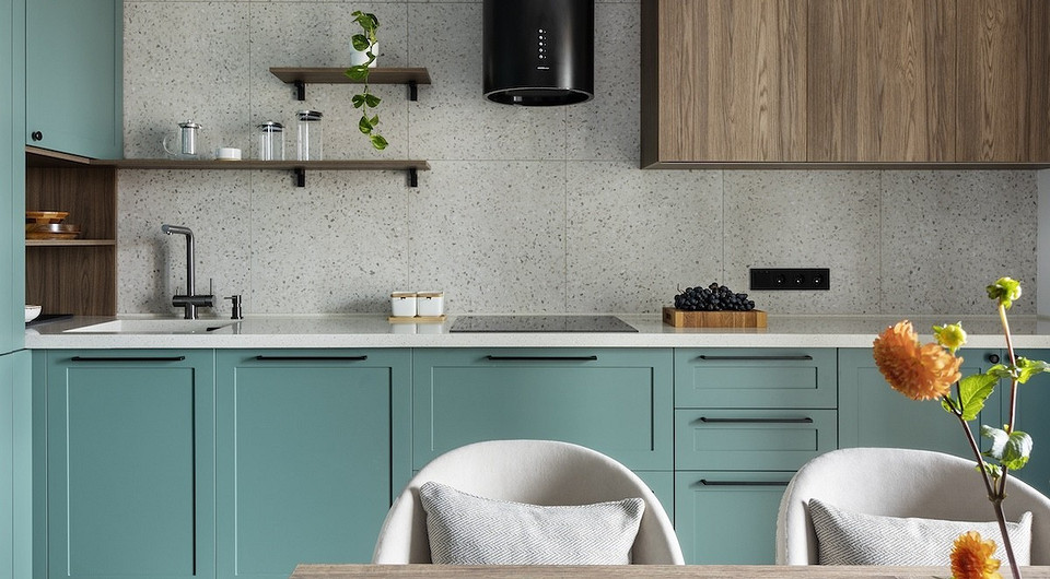 Это в тренде! 6 интерьеров кухонь в глубоких оттенках
