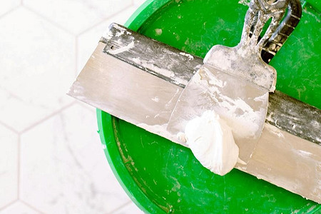 Как выровнять стены в квартире своими руками: советы по выбору материалов и основные этапы