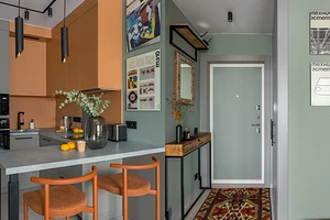 Оранжевая кухня и постеры из журнала СССР: маленькая квартира 35 кв. м для молодого инженера (фото до и после ремонта)