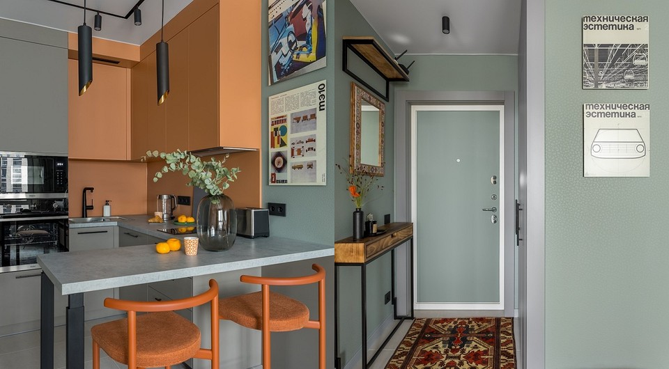 Оранжевая кухня и постеры из журнала СССР: маленькая квартира 35 кв. м для молодого инженера (фото до и после ремонта)
