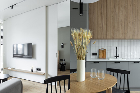 Шкаф-портал и раздвижные перегородки: интерьер-трансформер в маленькой квартире 42 кв. м