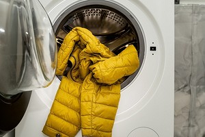 Как убрать жирное пятно с куртки: 11 средств для свежих и застарелых пятен