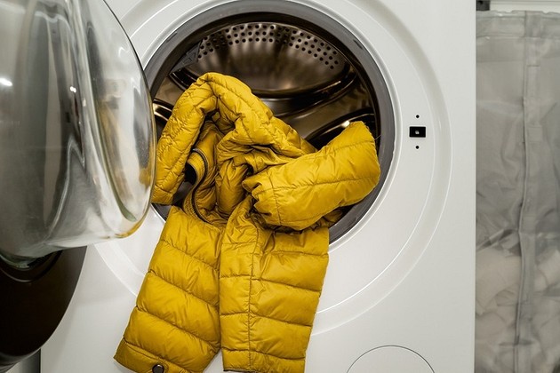 Как убрать жирное пятно с куртки: 11 средств для свежих и застарелых пятен