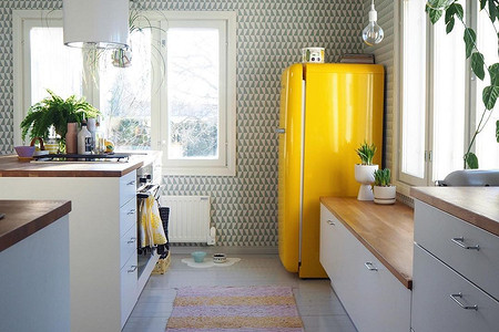 Вам точно понравится! 5 кухонь с ярким холодильником