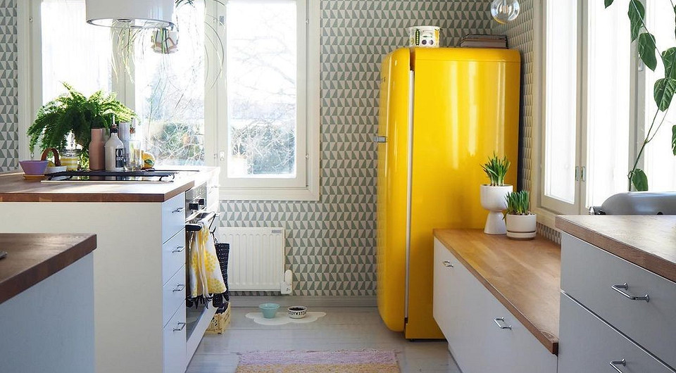 Вам точно понравится! 5 кухонь с ярким холодильником