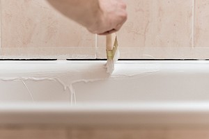 Как покрасить чугунную ванну: 3 вида краски, инструменты и пошаговая инструкция с фото