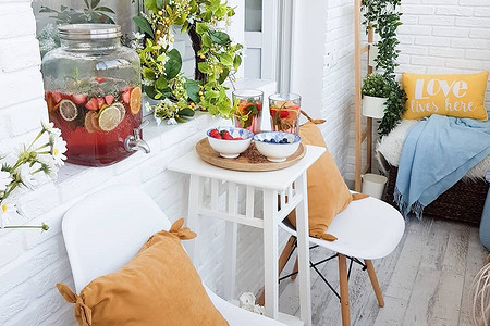 Дача прямо дома: 10 трендов для балкона и лоджии, которые перенесут вас за город