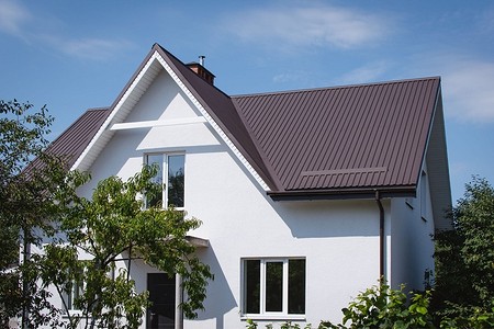 Какой профнастил выбрать для крыши: 4 вида материала и критерии