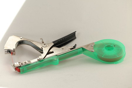 Как пользоваться тапенером для подвязки растений: полезная инструкция