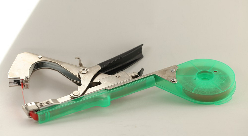 Как пользоваться тапенером для подвязки растений: полезная инструкция