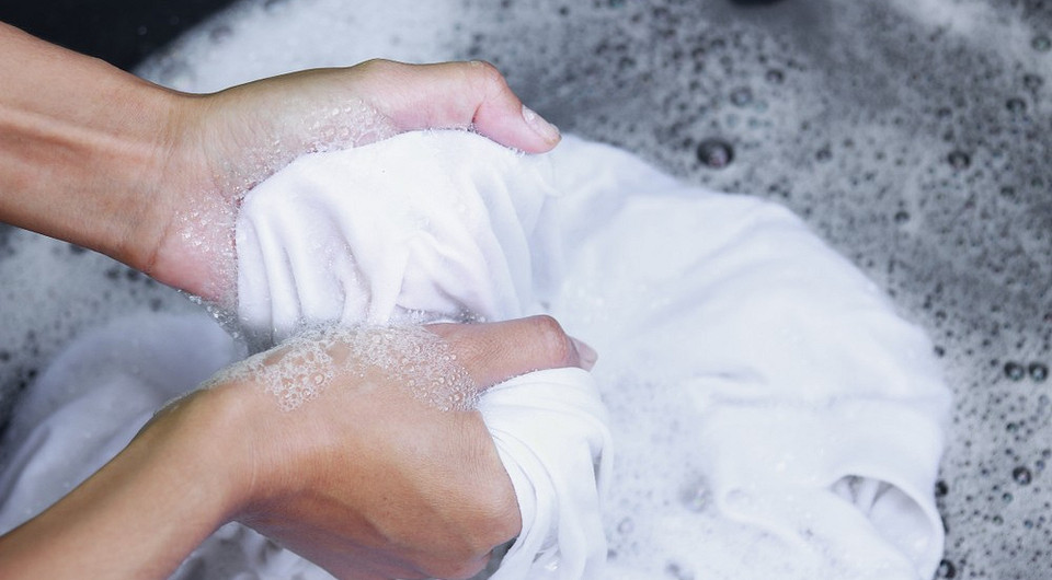 Как вывести шоколад с одежды и мебели: 6 народных средств, бытовая химия, советы