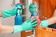 Как помыть зеркало без разводов: полезные советы и эффективные народные методы