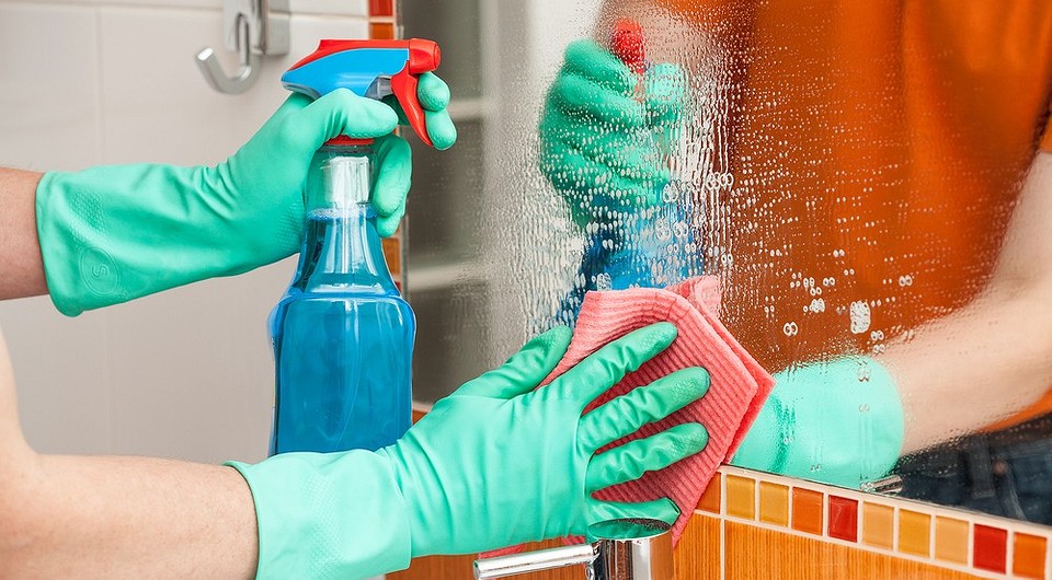 Как помыть зеркало без разводов: полезные советы и эффективные народные методы