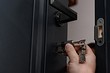 Как поменять личинку в замке: правила выбора детали и пошаговая инструкция