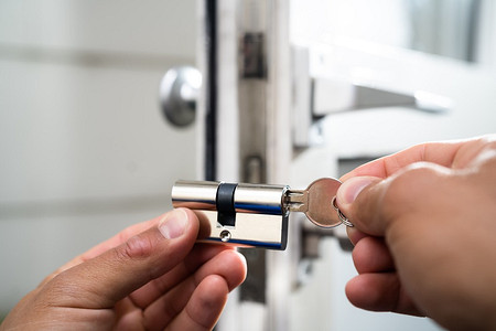 Как поменять личинку в замке: правила выбора детали и пошаговая инструкция