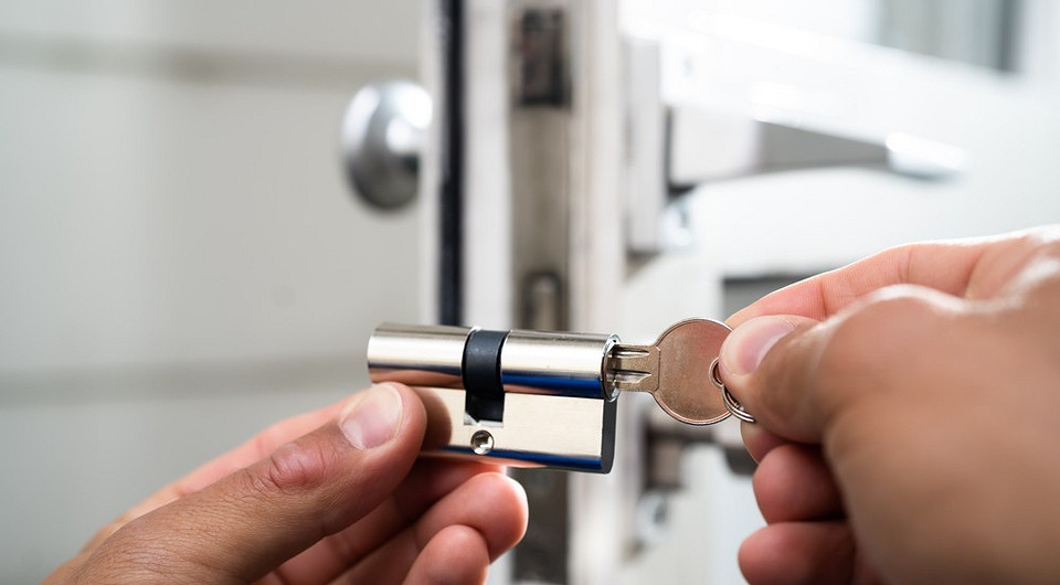 Как поменять личинку в замке: правила выбора детали и пошаговая инструкция