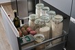 Что хранить в нижних ящиках кухонных шкафов? 10 классных идей