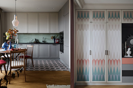Как дизайнер оформила интерьер для себя: яркая квартира 69 кв. м с классной перепланировкой и искусством