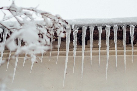 Как сбивать сосульки с крыши: советы и инструкции