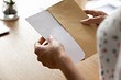 Как убрать жирное пятно с бумаги: 7 эффективных способов