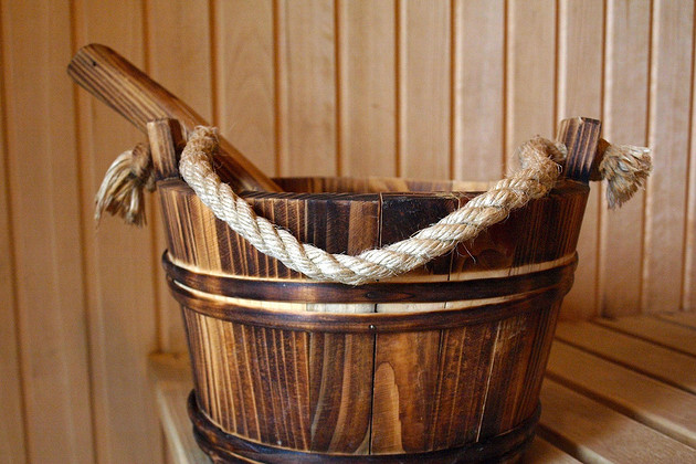 Чем отмыть дерево в бане: 8 методов борьбы с сажей и плесенью