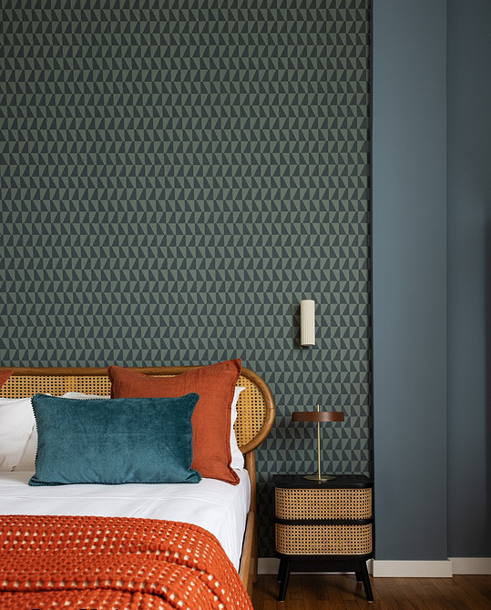 Обои в спальню-2026: 8 трендов и устаревшие приемы, советы по выбору (80 фото)