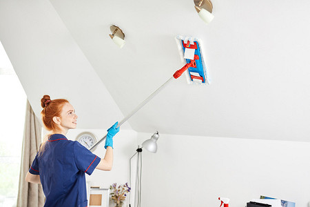 Чем отмыть потолок от копоти: советы для натяжных и подвесных конструкций