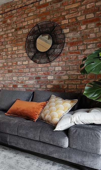 Кирпичная стена в интерьере: варианты применения, подходящие стили и 63 фото