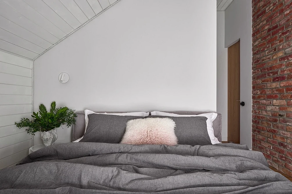 Кирпичная стена в интерьере: варианты применения, подходящие стили и 63 фото