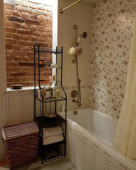 Кирпичная стена в интерьере: варианты применения, подходящие стили и 63 фото