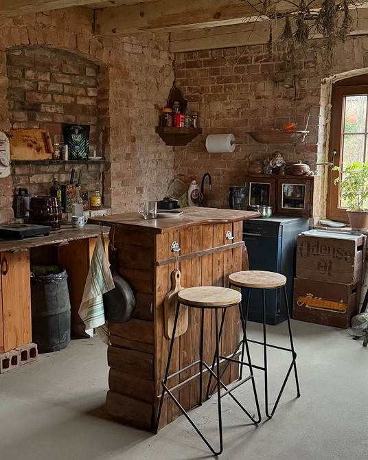 Кирпичная стена в интерьере: варианты применения, подходящие стили и 63 фото