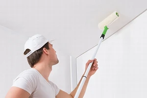 Как правильно красить потолок: пошаговая инструкция и полезные советы